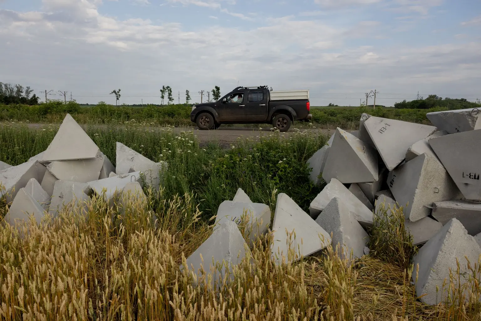 Blocks of “dragon teeth” are piled up in the Dnipropetrovsk region on June 25, 2025. Photo: AFP.