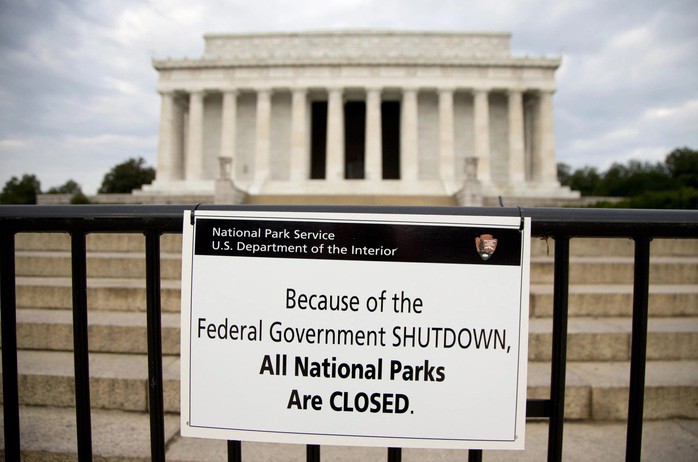 A sign reading "Due to the federal government shutdown, all national parks are closed" hangs on a fence in front of the Lincoln Memorial in Washington state, USA, October 1, 2013 - Photo: AP