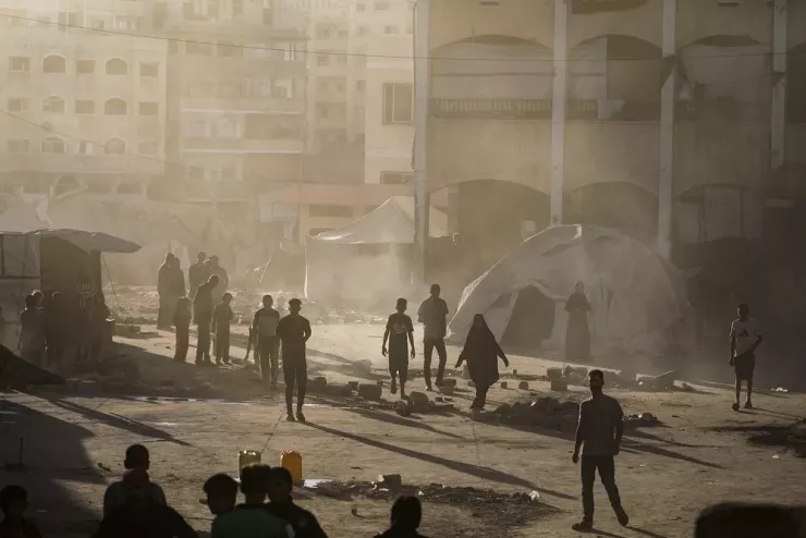 Gaza residents take cover after an Israeli drone dropped smoke bombs near al-Shifa Hospital in Gaza City on October 1. Photo: Mohammed Saber/EPA/Shutterstock